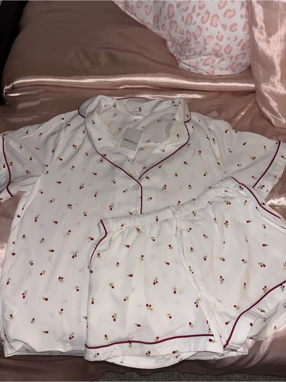 Forever 21 White Floral Short Pajama Set with Burgundy Piping 🌹